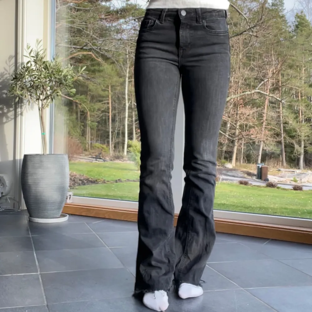 Zara jeans i modellen ZW Contour Bootcut, storlek 32 💗 Innerbenslängd 80 cm 💗 Skulle säga att jeansen är mer svarta än de ser ut på bilden 💗. Jeans & Byxor.