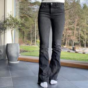 Zara jeans i modellen ZW Contour Bootcut, storlek 32 💗 Innerbenslängd 80 cm 💗 Skulle säga att jeansen är mer svarta än de ser ut på bilden 💗