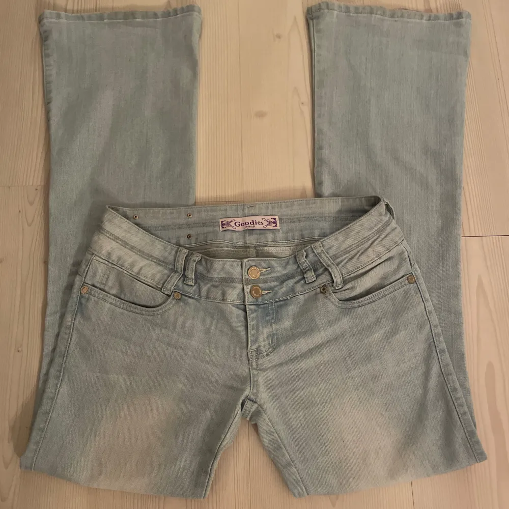Lågmidjade bootcut jeans  Midjemåttet 40  Innerbenslängd 82  Ytterbenslängd 100 Jag är 168💗. Jeans & Byxor.