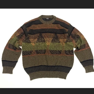 Retro tröja - Säljer denna fina retro tröja i bra skick. Bomull och syntetmaterial  mått: 65cm lång 