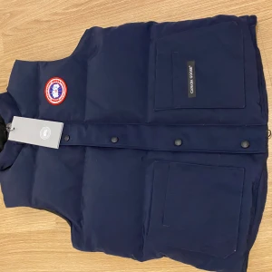 Canada goose väst - Säljer denna nästan helt oanvända västen som inte passar längre  