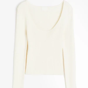 Ribbstickad tröja  - Säljer denna oanvända tröja från H&M, prislapp finns kvar. Skriv om du undrar något, bilder tagna från hemsidan❤️