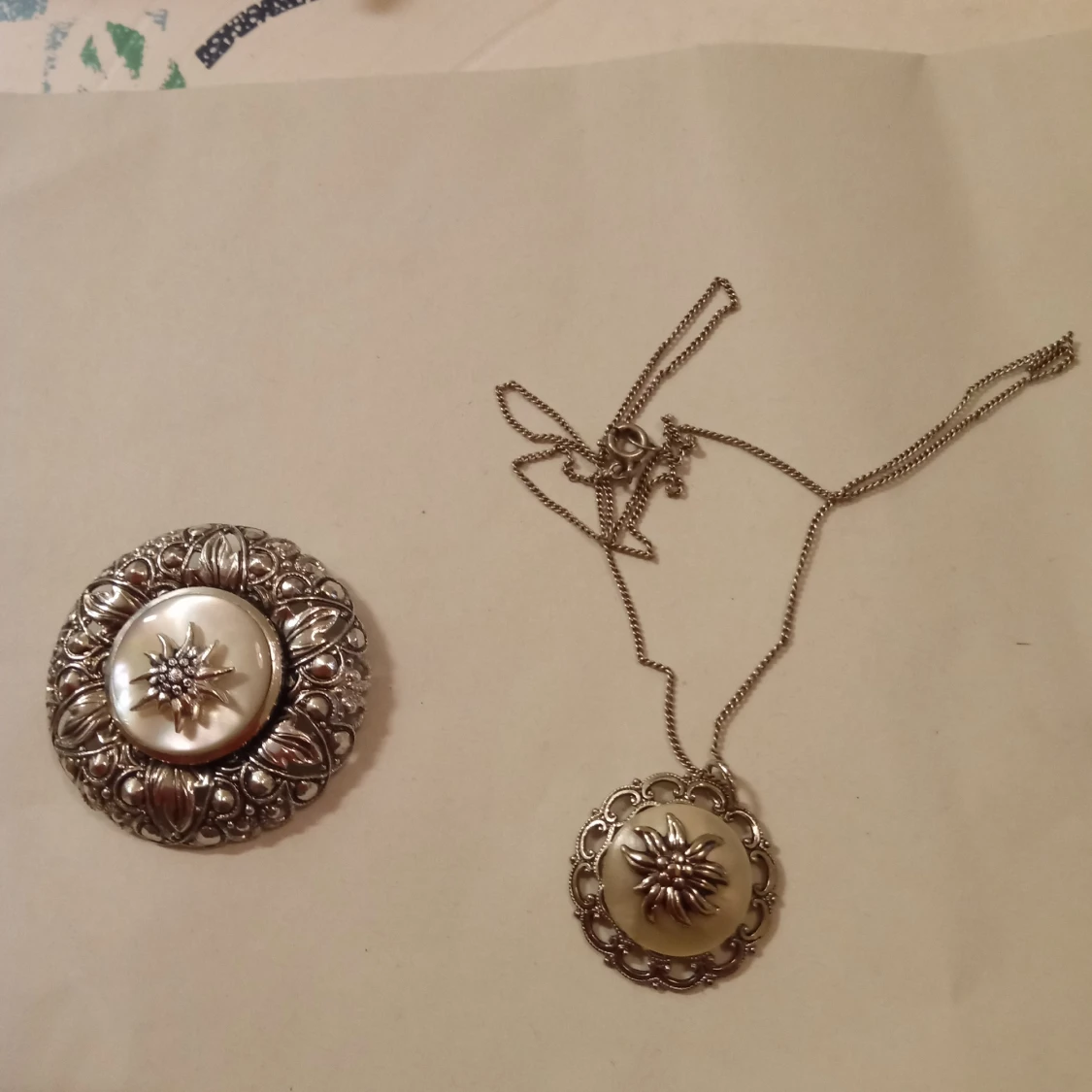 Kedja Silver 835 med hänge samt brosch . - 90