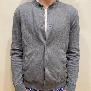Kofta Selected Homme  - Kofta Selected Homme Modell: 184cm & väger 84kg  Skick: allmänt använd Färg: grå Material: bomull, nylon