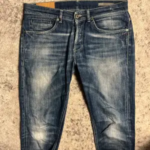 Tjena! Säljer nu ett par tvär feta Dondup Jeans! | Skick 9/10 mycket bra | Lagning se bild 3! | Nypris 3500kr | Mitt pris 799kr | Kom pm vid frågor eller funderingar! | Postas eller möts upp i Gävle!