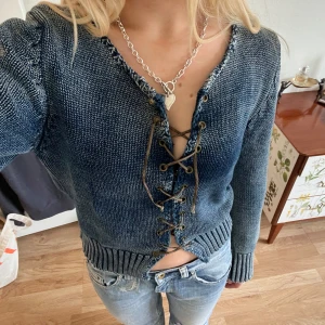 Cool stickad tröja - Supercool stickad tröja med snörning, köpt secondhand 💞