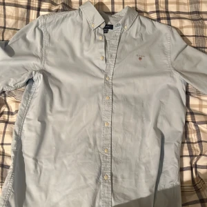 Riktigt snygg ljus blå gant skjorta i storlek 164 - Riktigt snygg skjorta märket : gant  Väldigt bra skick!👔