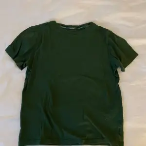 Jätte fin mörkgrön t shirt från Calvin Klein💕💕 oanvänd!!
