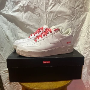 Supreme air force 1  - Tjena säljer ett par riktigt sköna Supreme air force one. 110% äkta Skick: 7/10. Boxen följer såklart med. Om du har några frågor, funderingar eller vill ha fler bilder är de bara att skriva till mig.