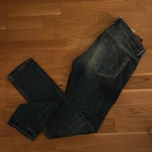 Dondup George Jeans - Jätte fina Dondup jeans i modellen George! Storlek 33.  Fräscha och inte alls mycket använda! Hör av er vid frågor eller funderingar 👍✅