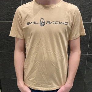 Sailracing t-shirt  - Denna t-shirt är i storlek 160cm. Det är en riktig somrig t-shirt med färgen och vara använd en eller två gånger. Inga skador eller defekter. Modellen är 172cm lång, skriv för mer info.