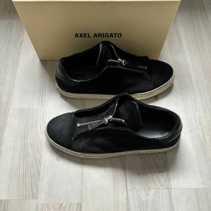 Hej säljer mina Axelarigatos för 1200kr - Dom har används ett par gånger, annars är dom fräscha och nya!