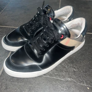 Burberry skor - Burberry skor i storlek 41 ganska slitna men går fortfarande att använda 