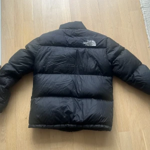 North face jacka  - Säljer denna trendiga dunjackan som knappt är använd! Säljer pga kommer ej till andhämtning. Den är i storlek XL barn men passar en vuxenstorlek S-M. Tveka inte med att lägga ett bud! 