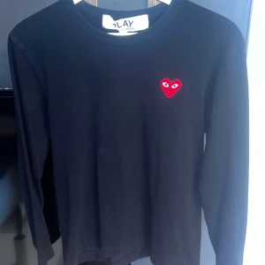 CDG play tröja  - CDG play tröja I storlek s i fint skick 