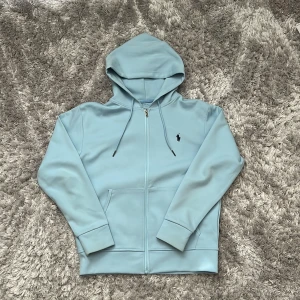 Polo Ralph Lauren Tracksuit Hoodie Baby Blue Storlek S - Säljer denna snygga o chill Polo tracksuit hoodien i färgen baby blue, skön och kommer vara riktigt nice tills sommaren för den är rätt så lätt. Jätte bra skick nästan oanvänd. Storlek S, bra passform. Skickar samma dag om köpt innan 19:00. Mvh 💫