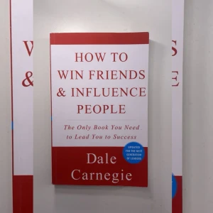 HOW TO WIN FRIENDS & INFLUENCE PEOPLE - Org. Pris 237 & säljer ENDAST för 169 & 49 kr frakt (boken är helt ny🤷‍♀️)