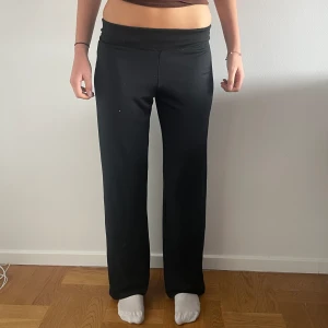 Yoga pants - Tjejen är 169, byxorna är m men passar till s