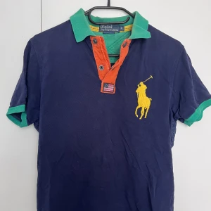 Ralph Lauren piké Strl. S - Unik Ralph Lauren piké i storlek small. Fina detaljer och bra passform. Vid frågor/fler bilder, tveka inte att skicka meddelande 🙏