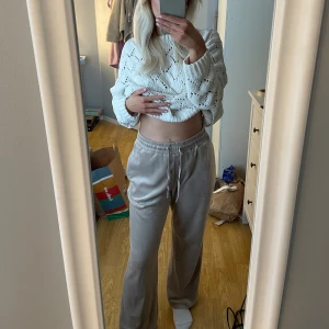 Velour byxor - Säljer mina velour byxor från hm för att dom inte kommer till användning längre 💕 supersköna och fina med ett mycket bra skick 