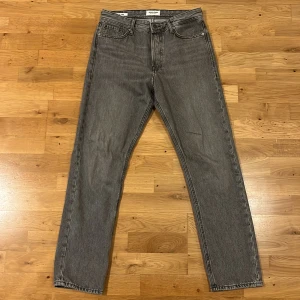 Gråa jeans - Säljer dessa skit snygga jeans från Jack & Jones som då har blivit för små. 10/10 skick, nypris 599kr