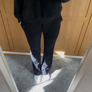 Raka kostymbyxor - Raka/flared kostymbyxor från H&M!! Perfekt i midjan och verkligen super sköna 🥰Skriv för fler bilder 😁