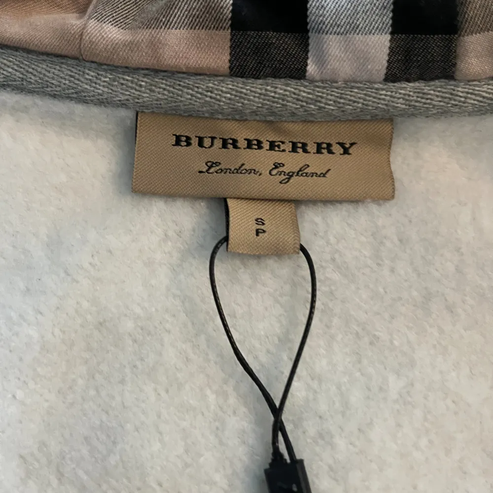 Tja! Säljer nu min burberry zip hoodie i storlek S. Med tröjan tillkommer även påsen. Modellen på bilden är ca 168 cm. Skriv för minsta lilla fundering. . Tröjor & Koftor.