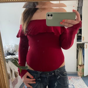 Röd body - Röd off-shoulder body med volang