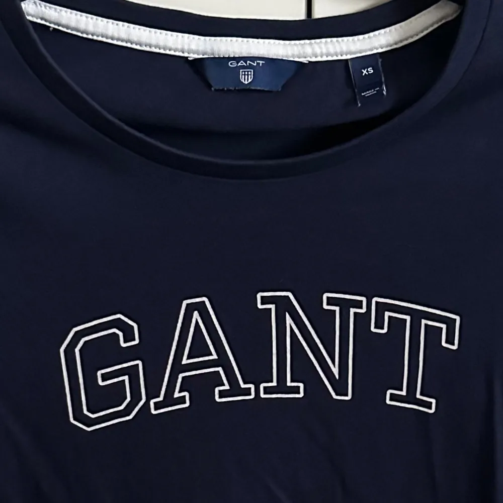 En snygg marinblå T-shirt i strl XS, som är nästintill oanvänd ✨. T-paidat.