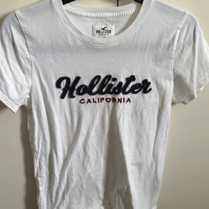 T-shirt från Hollister - Enkel och snygg T-shirt som brukar passa till allt.  Från Hollister i strl XS, använts få gånger ✨ 