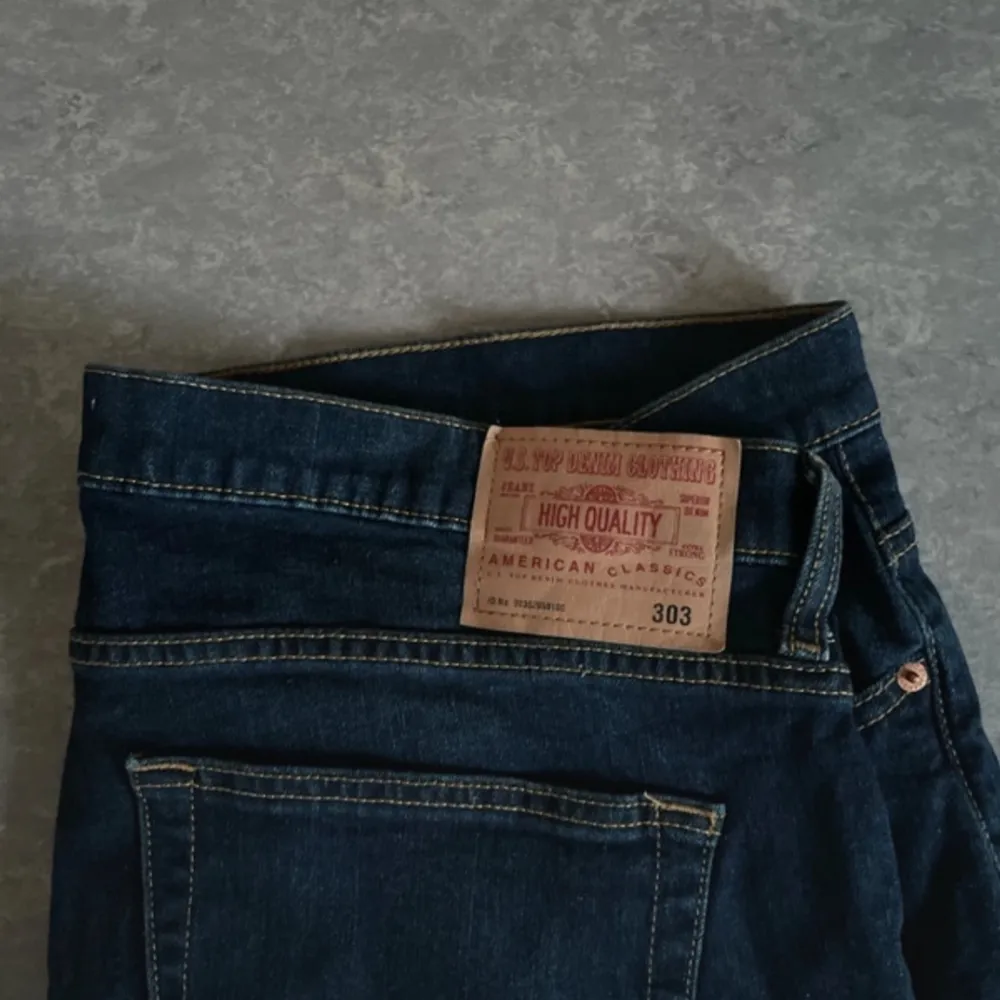 Straight leg jeans i ytterst god levis-liknande kvalite men även utseende. Aldrig använd endast testad. Jätte fin marinblå färg och textur också! Storlek 40/34.. Jeans & Byxor.