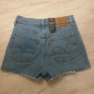 Nya Levis shorts  - Helt nya Levis shorts, oanvända pga fel storlek  Storlek 27