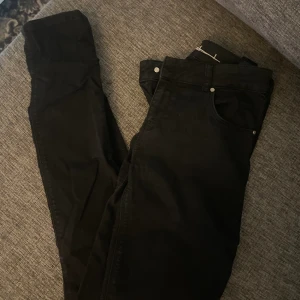 Jätte snygga jeans - Jätte snygga jeans från never denim, tighta med låg midja