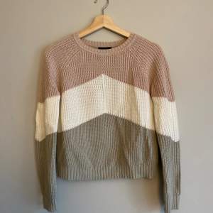 Säljer en skön stickad tröja i våriga färger!🌸 Tröjan är i nyskick och jag säljer den då den inte kommer till användning. 