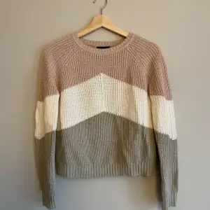 Säljer en skön stickad tröja i våriga färger!🌸 Tröjan är i nyskick och jag säljer den då den inte kommer till användning. 
