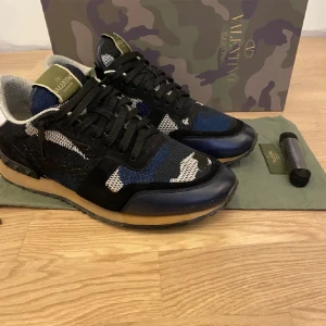 Valentiono Rockrunners  - Valentiono rockrunners i riktigt bra skick 9/10 Använda ca 2 veckor. Ända defekten är en liten repa på skinnet vid tårna. Priset kan diskuteras. Hör av dig vid fler frågor. Allt medföljer.