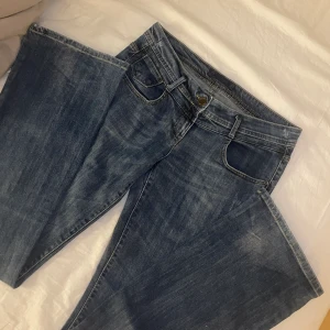 lågmidjade bootcut jeans  - säljer dessa såå fina lågmidjade bootcutjeansen pga för stora för mig :(( så cool design på baksidan och är sjukt snygga. väldigt bra kvalitet! kontakta för frågor puss!!🩷🩷