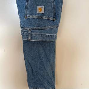 Säljer dessa jeansen från carhartt.  Det finns inga fel med dem då dem sällan används. Dem har en lös passform med storlek 33x32 Nypris: 1 100kr Dm för frågor.