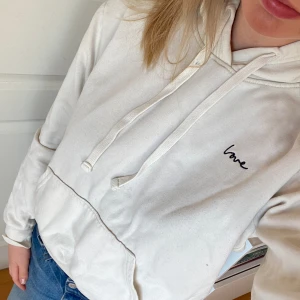 Hoddie - Vit hoddie från hm med texten ”love”. Det är några små fläckar här och där, skriv om du vill ha bild på dom!💜 Därför har den ett lågt pris! Storlek xs