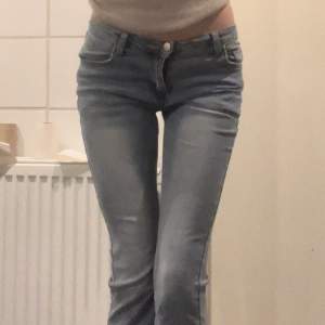 Så fina ljusblå Lågmidjade bootcut jeans, aldrig använda då dom är för korta på mig som är 172cm! 💗 Midjemått: 35cm Innerbenslängd: 75cm
