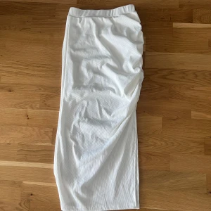 Sommar kjol - Fin sommarkjol med fin passform, aldrig använd!