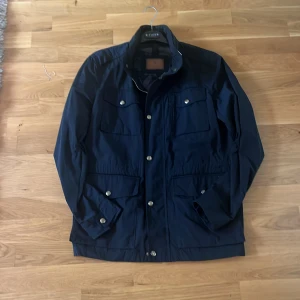 Massimo dutti fieldjacket  - Säljer nu denna feta jacka ifrån Massimo dutti då den är för stor för mig storlek L men passar mellan M och L skriv vid fler frågor eller bilder och pris kan diskuteras vid snabb affär 