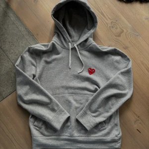 CDG hoodie! - Säljer nu denna fräscha cdg hoodie i storlek M. Använd fåtal gånger (9/10) skick! Hör av dig vid eventuella frågor!😇