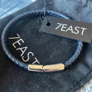 Läderarmband, 7EAST - Säljer nu detta oanvända läderarmband i toppskick, nypris som nu ser på lappen är 400&kr, mitt pris 200kr