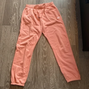 As sköna mjukisbyxor från Champion  - Jag säljer detta otroligt sköna mjukisbyxor😍 min mamma hade dom innan mig men har aldrig andvänt dem så dem är i bra skick. Jag har då fått dem och dom är lite för stora för mig tyvärr🥲har en matchande tröja så vill man ha båda så är det diskuerbart💥