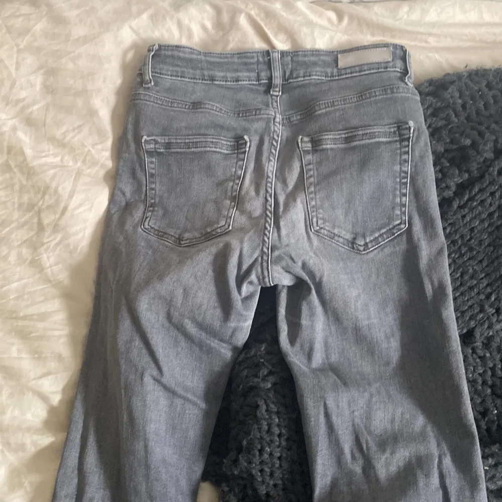 Säljer dessa byxor då dom är för små för mig, dom har en liten lim fläck på fram benet men märks inte vid användning.. Jeans & Byxor.