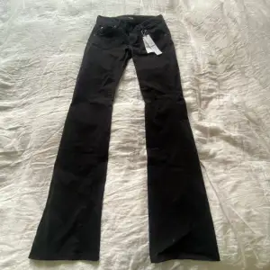 Svarta lågmidjade jeans/byxor i lite sammet aktigt material😍🔥 säljer då de ej passar mig tyvärr ❗️MÅTT: 38cm midja, 84cm innerben