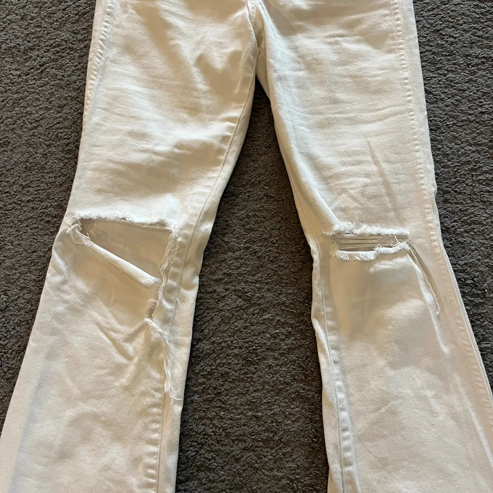 vita utsvängda ripped jeans. Jeans & Byxor.