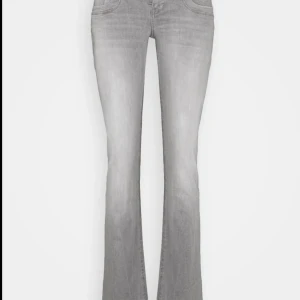 Grå bootcut jeans - Säljer ett par snygga grå bootcut jeans från Ltb (ny pris 950kr). De är i väldigt bra skick och har nästan aldrig används. Storlek 30/32, passar antagligen om du brukar ha 38 i jeans 🫶🏼. Perfekta för både vardag och fest! 😻
