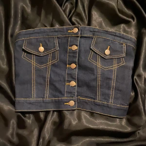 Jeans topp - Jätte söt jeans topp från 2000 talet som är köpt i Brasilien tyvärr så är den för stor på mig:(